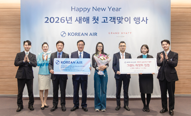 대한항공은 1월 1일 새벽 인천국제공항에서 ‘새해 첫 고객 맞이 행사’를 열었다. 사진은 좌측 세 번째부터 송기원 인천여객서비스지점장, 고광호 여객사업본부장, 새해 첫 고객, 이동협 여객운송부 담당 등 관계자들이 기념사진을 촬영하는 모습. (사진=대한항공)