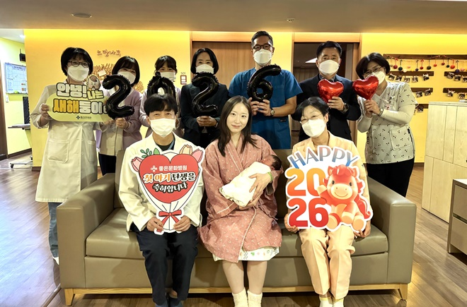 좋은문화병원 산부인과 김중일 과장(왼쪽)과 임직원들이 산모(김승혜)씨의 출산을 축하하며 기념촬영.(사진제공=좋은문화병원)