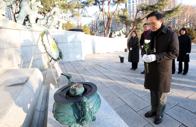 임태희 경기도교육감, 안양 현충탑 참배 / 경기도교육청