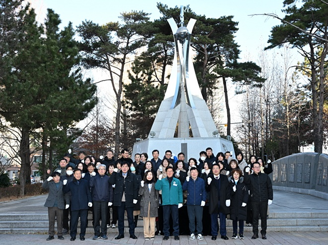 정종복 기장군수 및 간부 공무원이 기장항일운동 기념탑에서 참배를 마치고 기념촬영 하고 있다.(사진제공=부산 기장군)