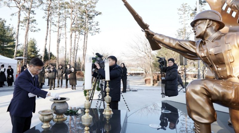 신상진 성남시장이 헌화와 분향을 하며 순국선열과 호국영령의 넋을 기리고 있다.