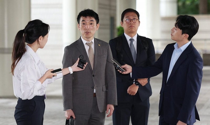 취재진 질문에 답하는 이하상 변호사(사진=연합뉴스)