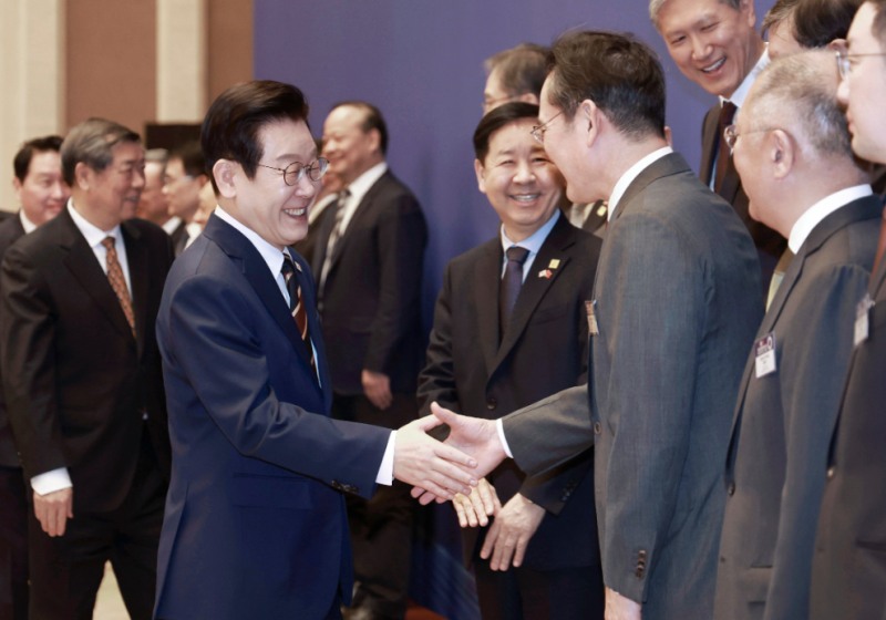 한·중 비즈니스 포럼, 이재용 회장과 인사하는 이재명 대통령(사진=연합뉴스)