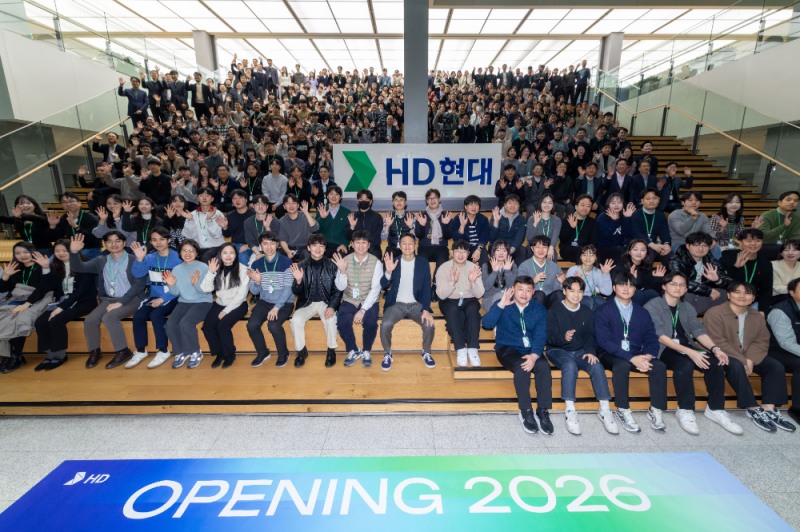 5일(월), HD현대 글로벌R&D센터에서 열린 '오프닝 2026(Opening 2026)‘에서 참석자들이 기념촬영을 하고 있다.(사진=HD현대)