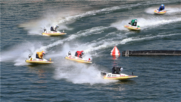 미사리경정장에서 선수들이 턴마크를 돌며 경합을 벌이고 있다.(사진=국민체육진흥공단)