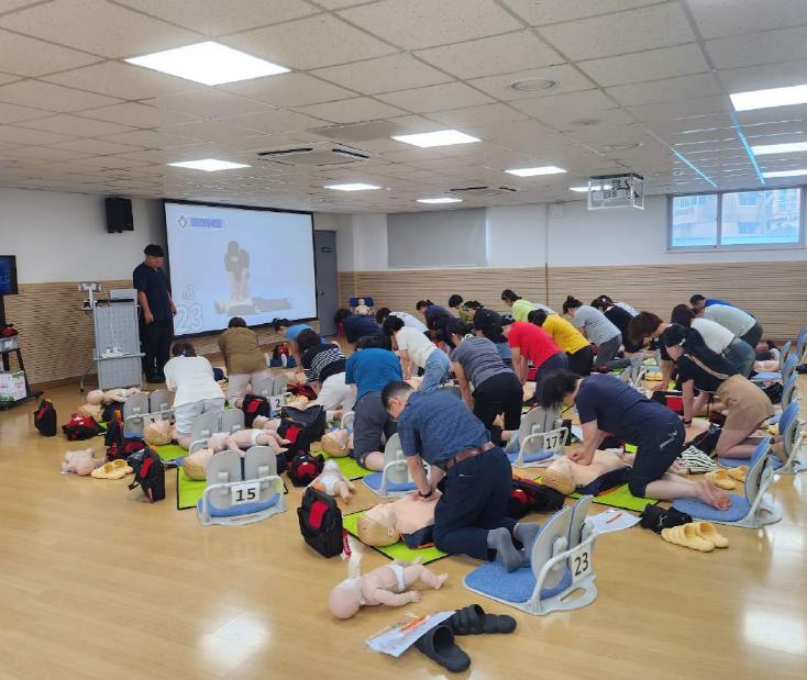 수유보건지소 응급의료교육장에서 심폐소생술 교육이 진행되고 있다.