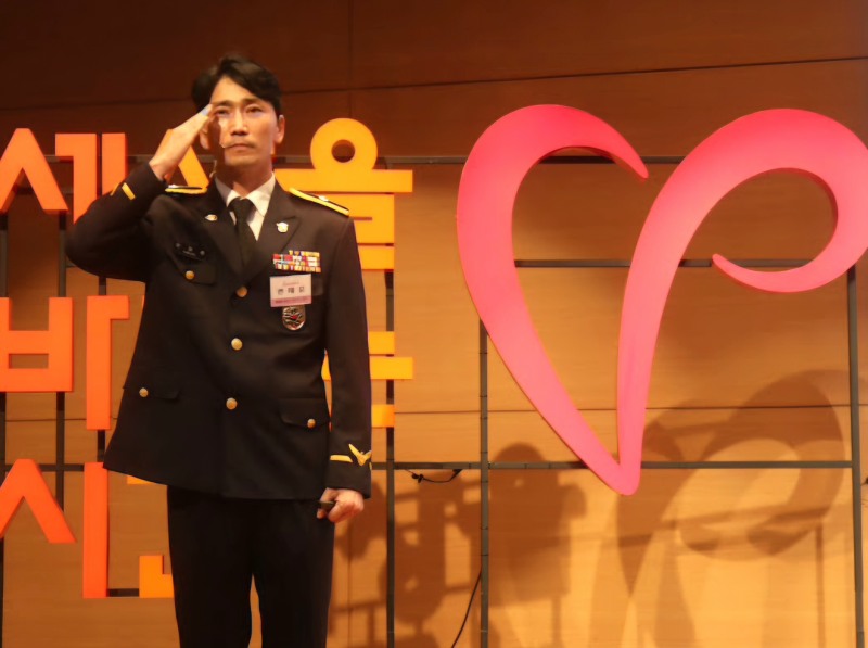 세바시 수상 경례를 하고 있는 권재준 경위.(사진제공=중앙해양특수구조단)