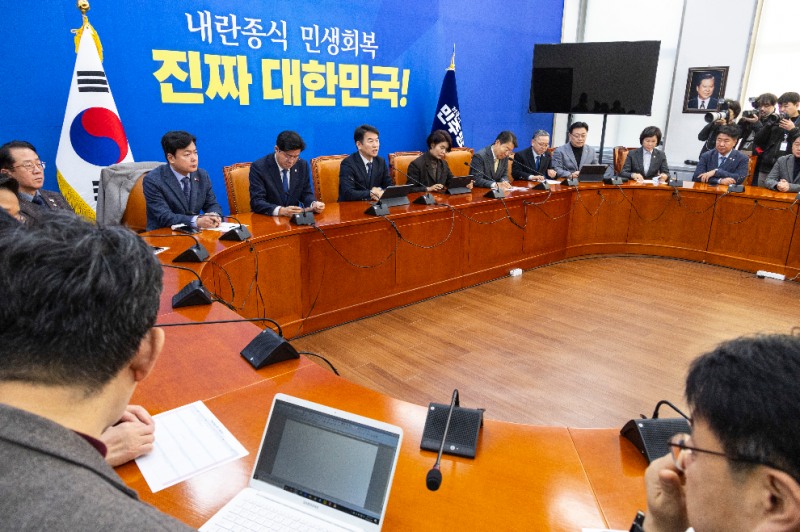 원내대책회의에서 발언하는 문진석 원내대표 직무대행(사진=연합뉴스)