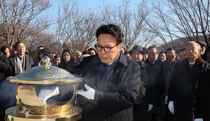 김대중재단 신년하례, 분향하는 김민석 국무총리(사진=연합뉴스)