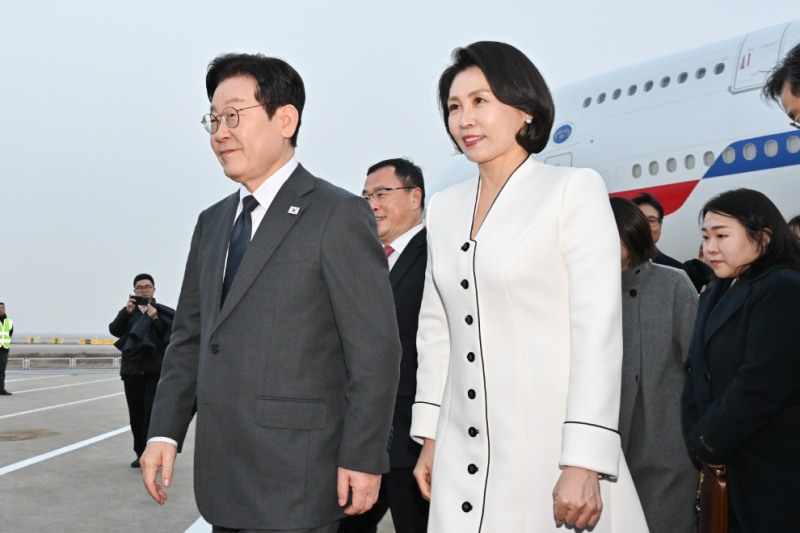 상하이 도착한 이재명 대통령과 김혜경 여사(사진=연합뉴스)