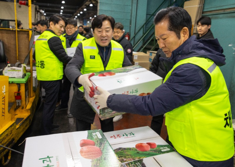 가락시장에서 사과 배달 하는 정청래 대표(사진=연합뉴스)