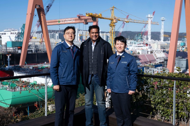 인도 타밀나두(Tamil Nadu) 주(州) 정부 대표단 일행이 8일 HD현대중공업을 방문해 조선소 야드를 둘러보고, 실제 선박 건조 현장을 참관했다. (왼쪽부터 최한내 HD한국조선해양 기획부문장, 라자(T.R.B Rajaa) 타밀나두 주 산업부 장관).(사진=HD현대중공업)