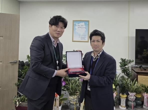 도시개발국장과 담당팀장이 표창을 전수받고 기념하여 찍은 사진