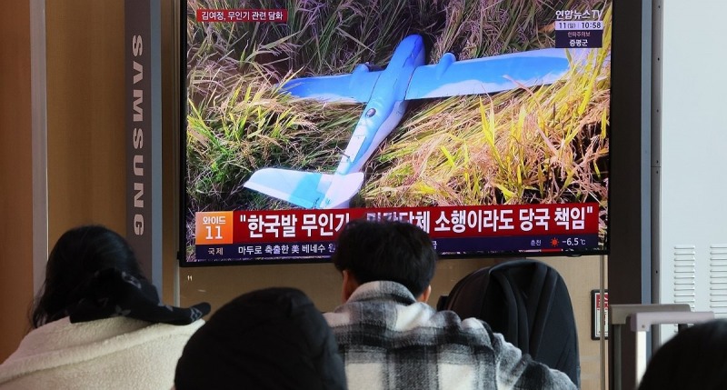 서울역에서 무인기 관련 뉴스 보는 시민들(사진=연합뉴스)