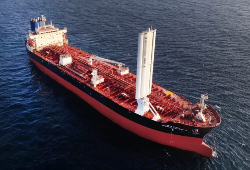 HD한국조선해양이 자체 개발한 ‘윙세일’ 시제품의 해상 실증 모습.(사진=HD한국조선해양)