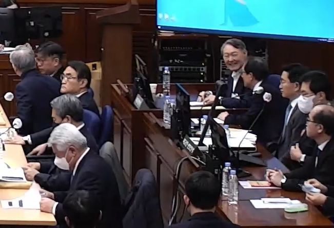 내란 우두머리 결심공판 중 웃음 보이는 윤석열 전 대통령(사진=연합뉴스)