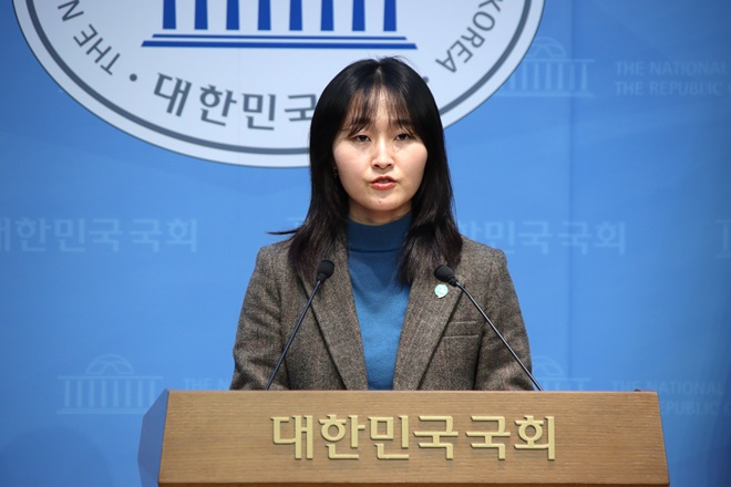 노서영 대변인이 브리핑을 하고 있다.(제공=기본소득당)