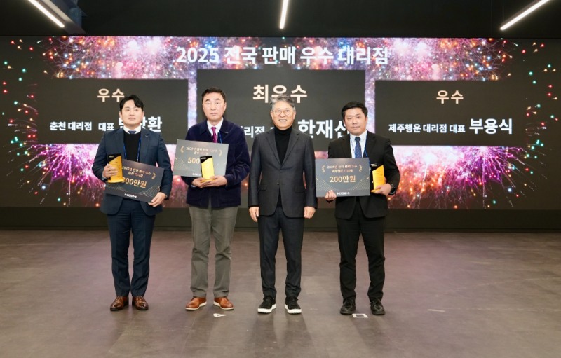 KGM이 전국 판매대리점들과 간담회를 갖고 지난해 판매 우수 대리점을 시상하며 격려했다.(사진 왼쪽 3번째 KGM 곽재선 회장).(사진=KGM)