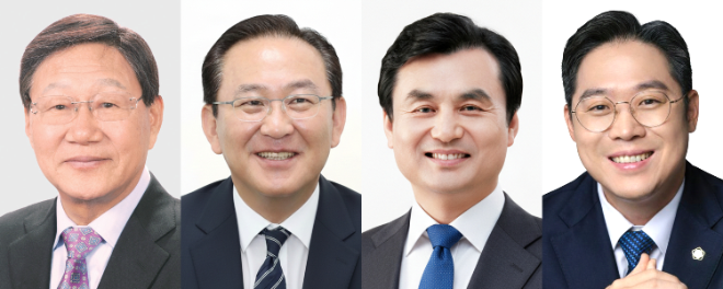 (왼쪽부터) 배기호 前 북미주연합동문회장, 김현겸 팬스타그룹 회장, 안규백 국방부 장관, 김정욱 대한변호사협회 회장. 사진=성균관대