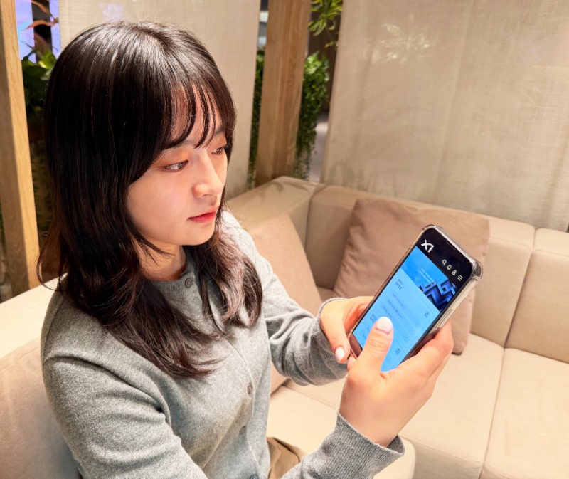 계약고객 통합서비스 ‘My 자이’를 시연하고 있다.(사진=GS건설)