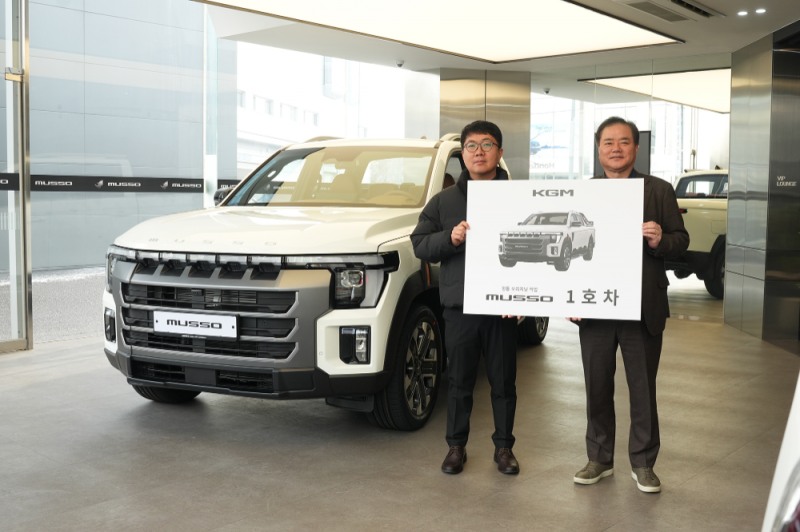 지난 19일 KGM 익스피리언스 센터 일산에서 열린 ‘무쏘 1호차 전달식’에서 1호차 주인공 이미남 대표(왼쪽)와 권교원 사업부문장(오른쪽)이 기념 촬영을 하고 있다.(사진=KGM)