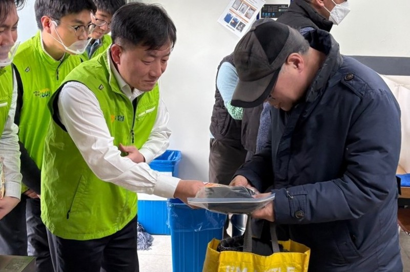 19일 서울 용산구 소재 무료 급식소 따스한채움터에서 이광수 농협중앙회 농업농촌지원본부장(사진 왼쪽)과 임직원들이 방한용품 세트를 전달하고 있다. 사진=농협중앙회