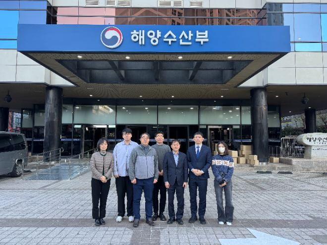 법제처(처장 조원철)는 최근 부산으로 이전한 해양수산부를 찾아 현장 법제심사를 진행한 후 기념사진을 찍고 있는 모습. (사진=법제처)