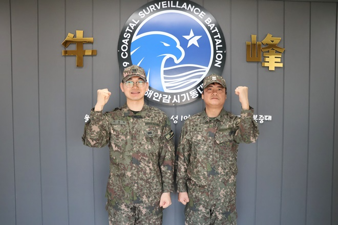 완벽한 감시와 신속한 상황판단으로 발 빠르게 대처해 민간인구조에 기여한 제53보병사단 울산여단 해안대대 박준용 상사(우측)와 이찬혁 상병.(사진제공=육군제53사단)