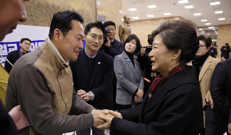 박근혜 전 대통령, 단식 농성 장동혁 대표 방문(사진=연합뉴스)