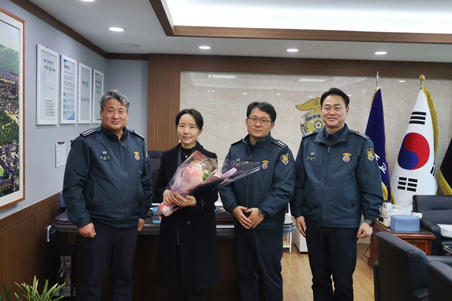 박병근 소장(사진왼쪽)이 이예빈 변호사(사진왼쪽 2번째)를 징벌위원회 외부위원으로 위촉하고 기념촬영.(사진제공=경주교도소)