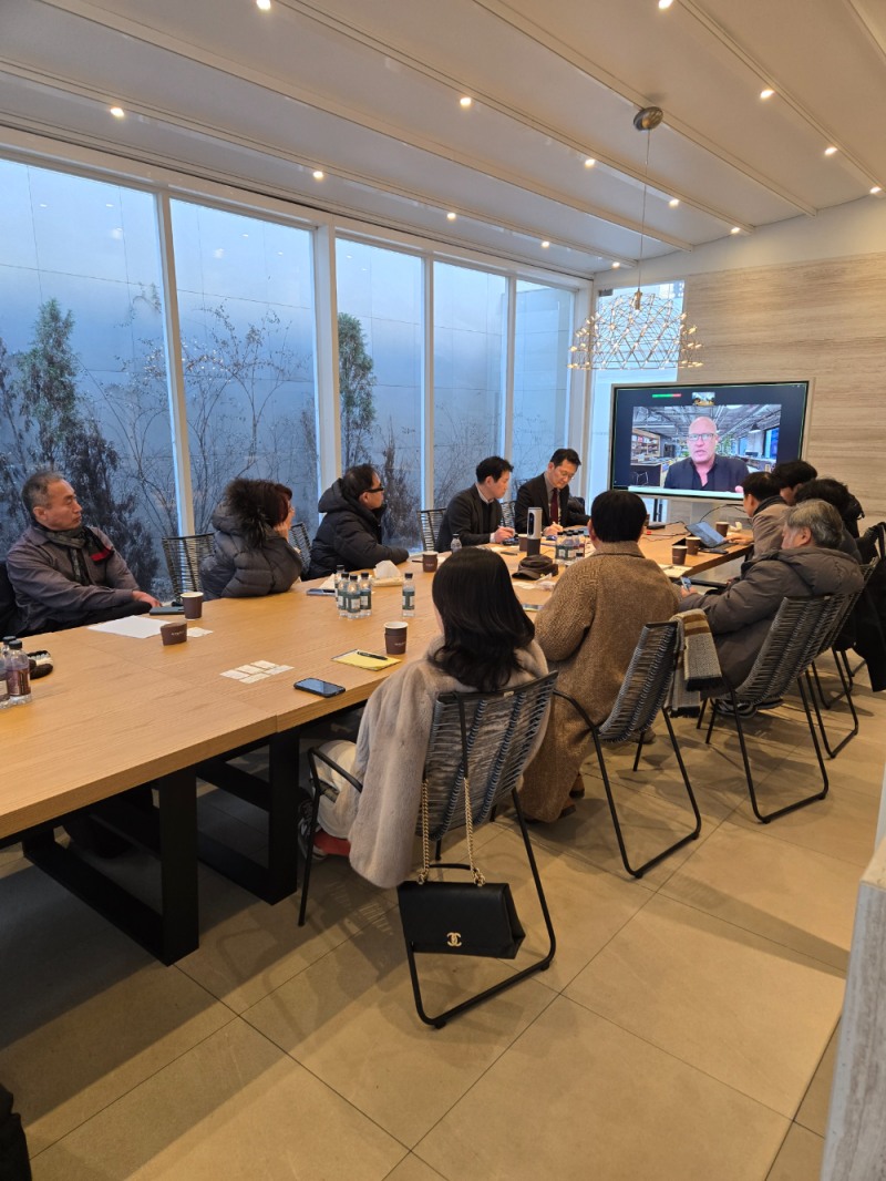 20일 대치동 ‘써밋 갤러리’에서 대우건설, 한남2 조합, 저드, 나우동인 관계자들이 회의를 진행하고 있다.(사진=대우건설)