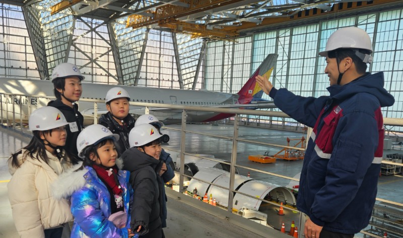22일 인천국제공항 아시아나항공 정비 격납고에서 ‘Why? 항공과학 탐험교실’ 행사에 참가한 아시아나항공·대한항공 직원 자녀들에게 현직 정비사가 항공기에 대해 설명하고 있다.(사진=아시아나항공)