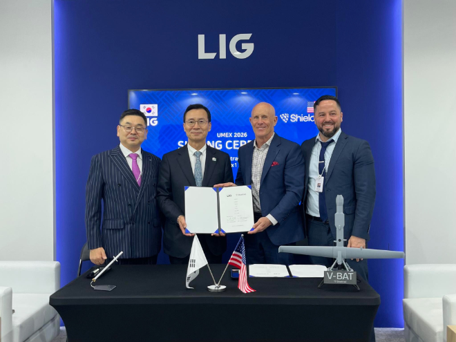 LIG넥스원-쉴드 AI, UMEX 2026에서 계약기념 행사 가져