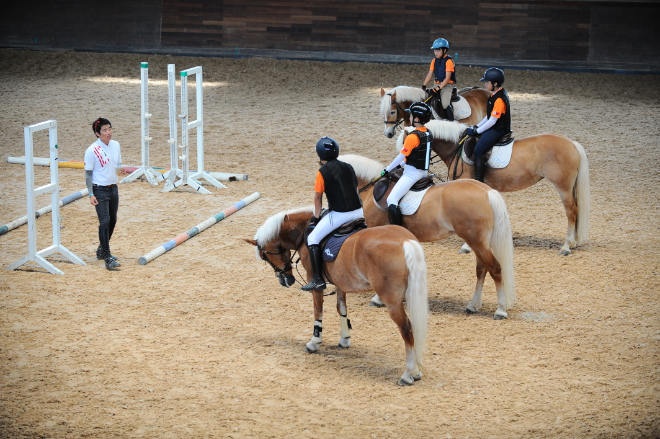 교실 밖에서도 배운다… 한국마사회, 승마교육으로 배움의 영역 확장