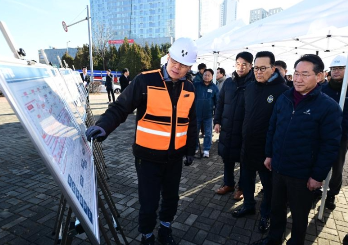 유정복 인천광역시장이 2025년 12월 22일 연수구 인천대입구역에서 GTX-B 사업 현장을 점검하고 있다.
