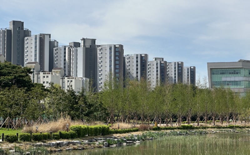 호반산업이 충청남도와 협약해 충남 내포신도시 홍예공원에 탄소저감 효과가 큰 나무를 심어 조성한 ‘도민참여숲’ 전경.(사진=호반그룹)