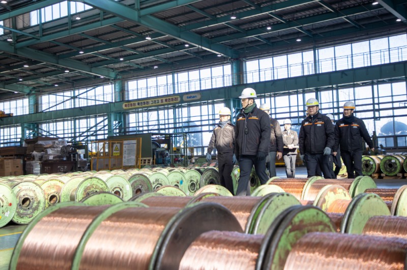 김대헌 호반그룹 기획총괄사장(왼쪽 두번째)이 지난 22일 충남 당진 대한전선 당진 케이블공장을 찾아 설비 운영 현황을 점검하며 생산 공정을 살펴보고 있다.(사진=호반그룹)