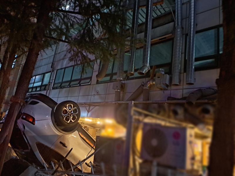 부산 북구 화명동 한 상가 주차장에서 음주 상태의 30대 운전자가 몰던 승용차가 3층 외벽을 뚫고 1층으로 추락한 사고 현장./ 사진=부산경찰청