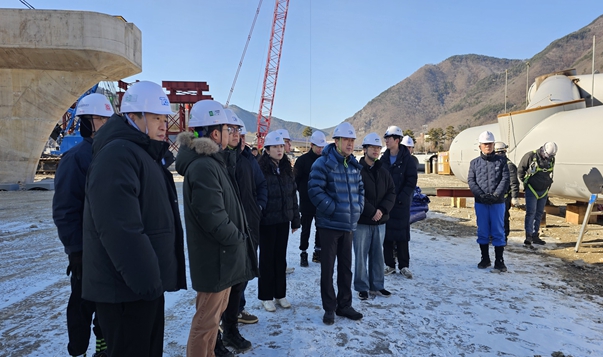 정선읍 신도로망 구축사업 현장에서 용접 부위 균열 여부 등 품질·안전 점검을 실시하고, 정선군 직원