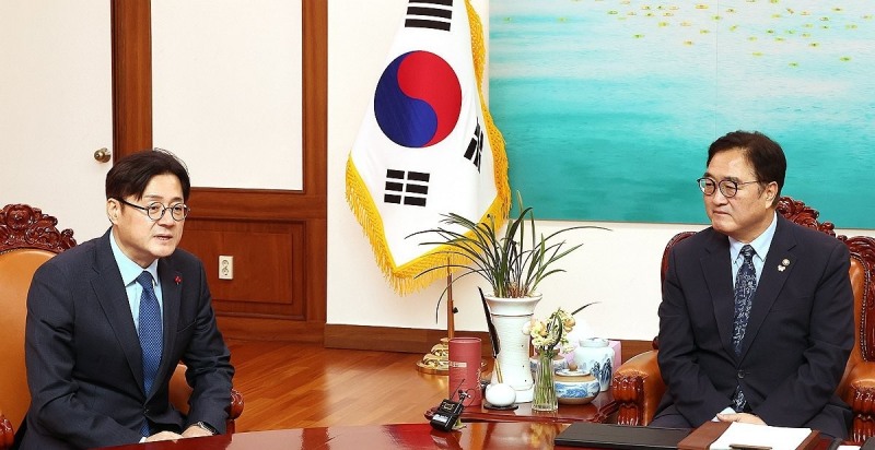 우원식 국회의장 예방한 홍익표 정무수석(사진=연합뉴스)