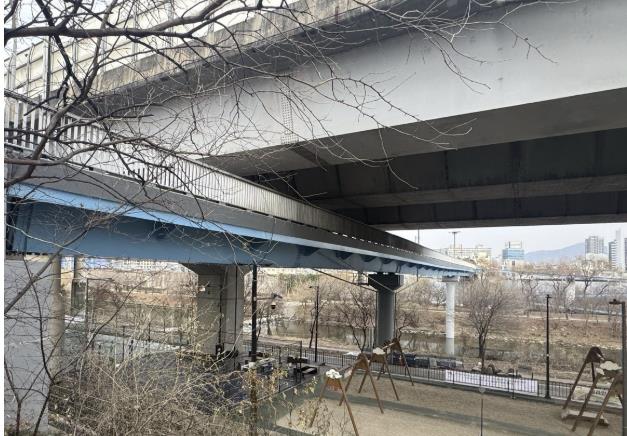 보수공사 완료한 사근용답간 인도교 전경