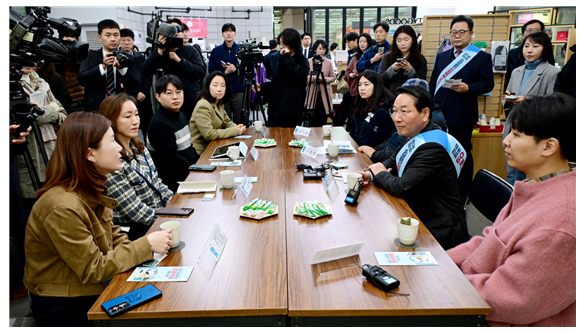 2025년 11월 10일 유정복 인천시장이 예술회관역 천원택배 집화센터에서 소상공인 천원택배 배송량 100만 돌파 및 2단계 사업 확대시행을 맞아 소상공인, 관계자들과 간담회를 갖고 있다. / 인천시청