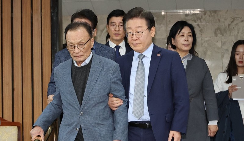 2024년 11월 13일 국회에서 이해찬 상임고문을 부축하는 당시 이재명 대표(사진=연합뉴스)