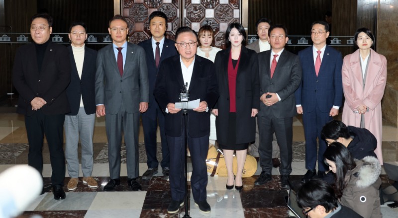 집단 성명 발표하는 친한계 의원들(사진=연합뉴스)