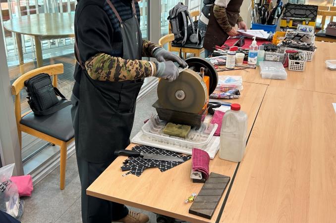 ‘찾아가는 칼갈이·우산수리 서비스’를 제공하고 있는 모습