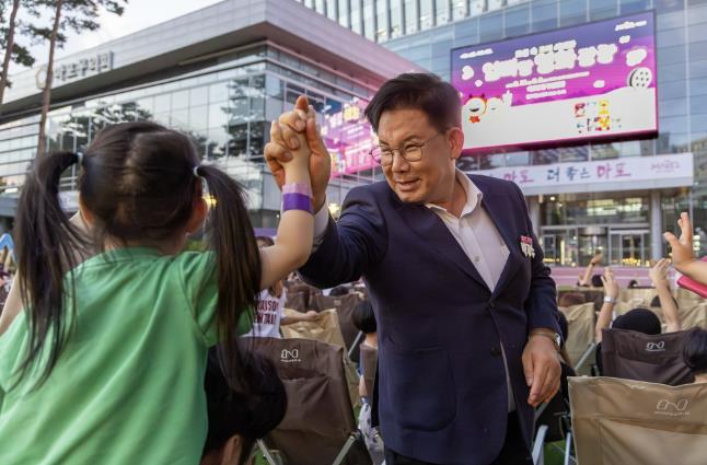 마포구민광장에서 ‘엄빠랑 영화 광장’ 행사가 개최됐다