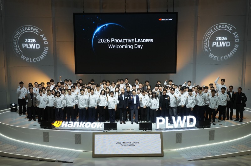 지난 29일 대전광역시 유성구 한국테크노돔에서 개최된 ‘2026 프로액티브 리더스 웰커밍 데이’에서 한국앤컴퍼니그룹 신입사원과 임직원이 기념촬영을 하고 있다.(사진=한국앤컴퍼니그룹)