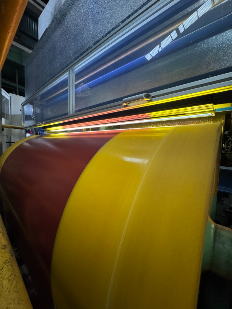 동국씨엠 부산공장 컬러강판 생산라인에 AI기반 표면 결함 검출 기술 ‘DK SDD’가 적용된 모습.(사진=동국제강그룹)