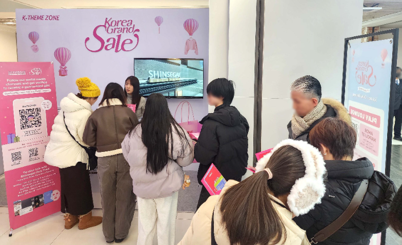 신세계면세점, 명동 웰컴센터에서 외국인 관광객 대상 홍보부스 운영