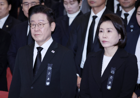 이재명 대통령 부부, 이해찬 전 총리 영결식 참석(사진=연합뉴스) 김도훈 기자 = 이재명 대통령과 김혜경 여사가 31일 서울 여의도 국회 의원회관에서 열린 이해찬 전 국무총리 영결식에 참석해 고인의 영정을 바라보고 있다.
